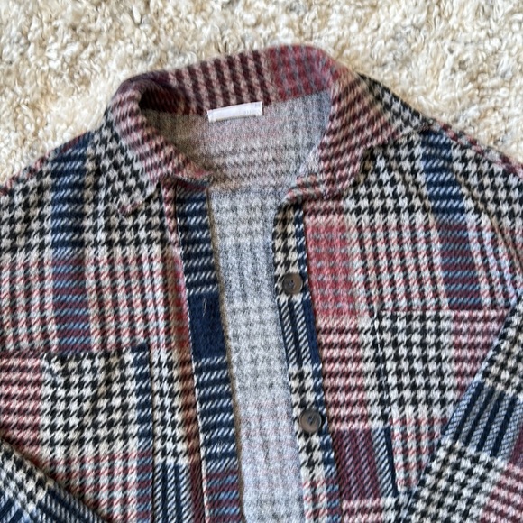 Vici Pima Relaxed Houndstooth Button Down Shirt - Picture 7 of 9